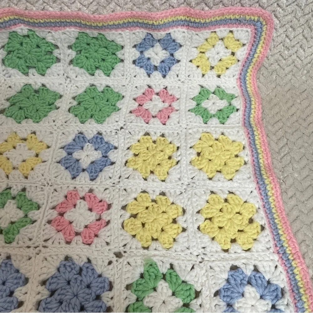 Vintage Handmade Pastel Colored Granny Squares Crochet‎ Baby Blanket 31x34